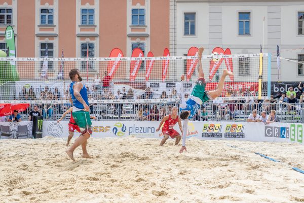 This text shows a footvolley game in front of a big crowd.